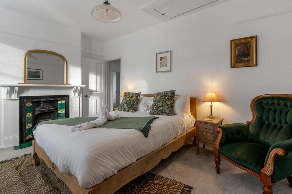Bed, Decorative detail, Decorative detail, Bedroom, Quiet street view, internet, internet, towels