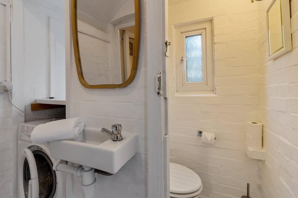 Toilet, Bathroom, Quiet street view, internet, internet, towels, washing machine, washing machine