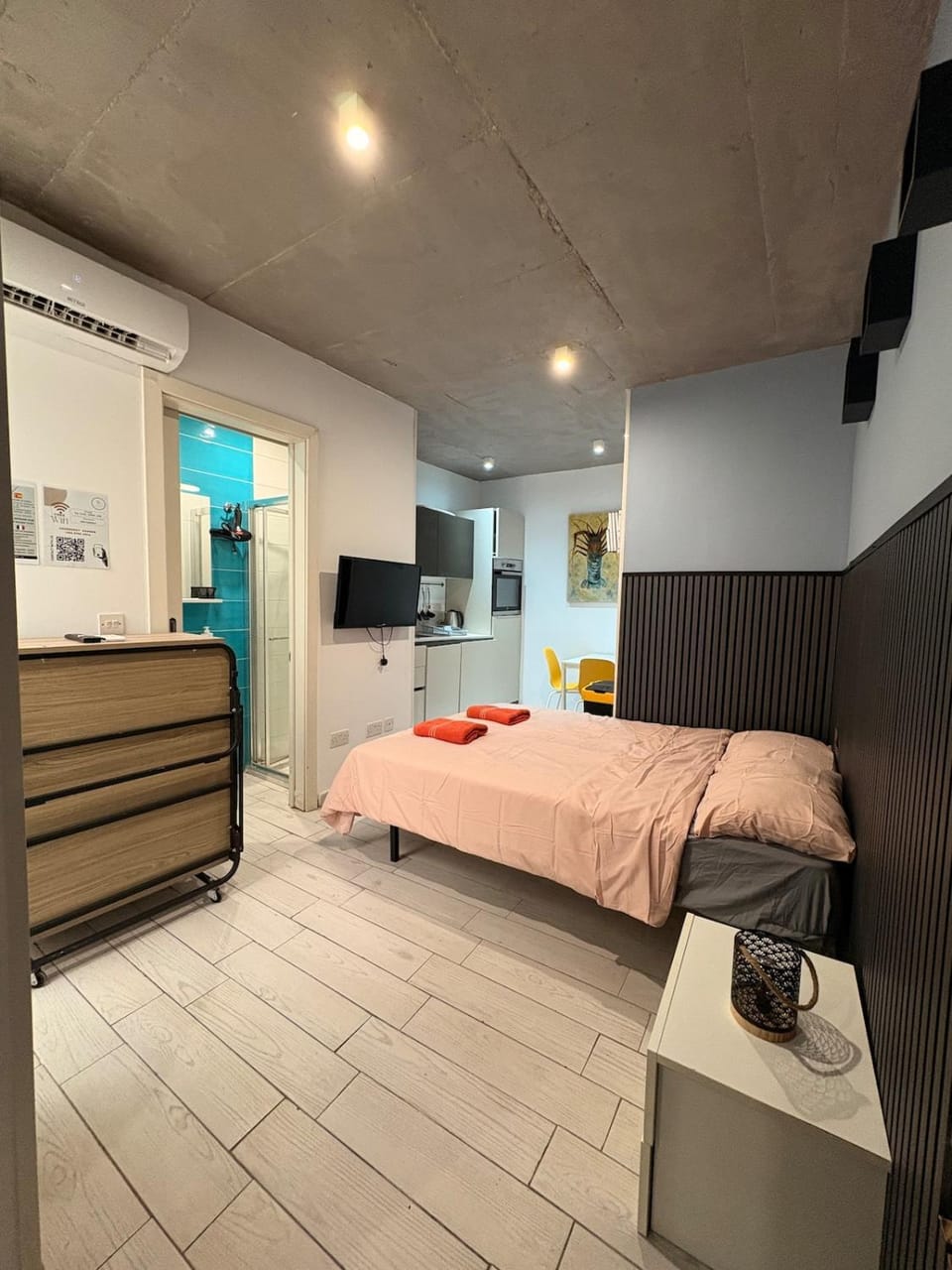 TV and multimedia, Photo of the whole room, Bedroom