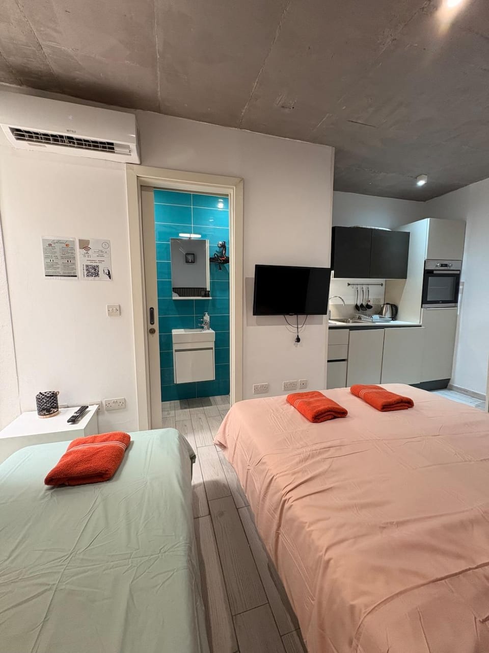 Bed, TV and multimedia, towels
