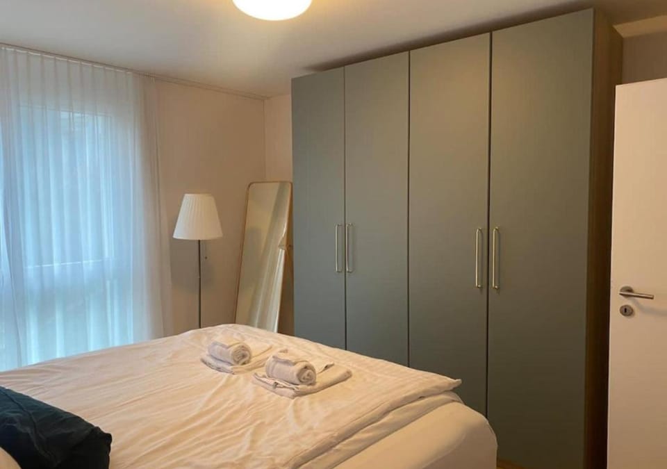 Bed, Photo of the whole room, Family, towels, wardrobe