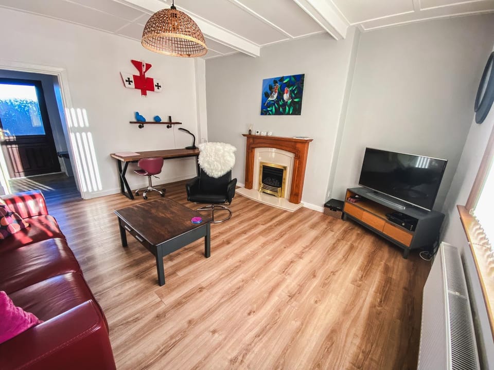 Communal lounge/ TV room, TV and multimedia, Living room, Seating area, Evening entertainment