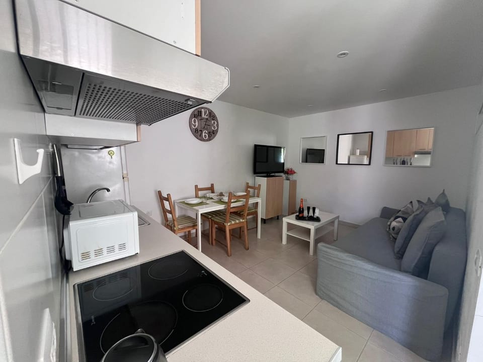 Kitchen or kitchenette, Dining area, oven