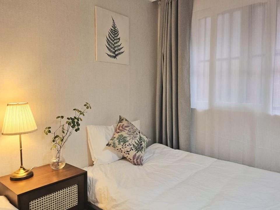 Bed, Seating area, Bedroom