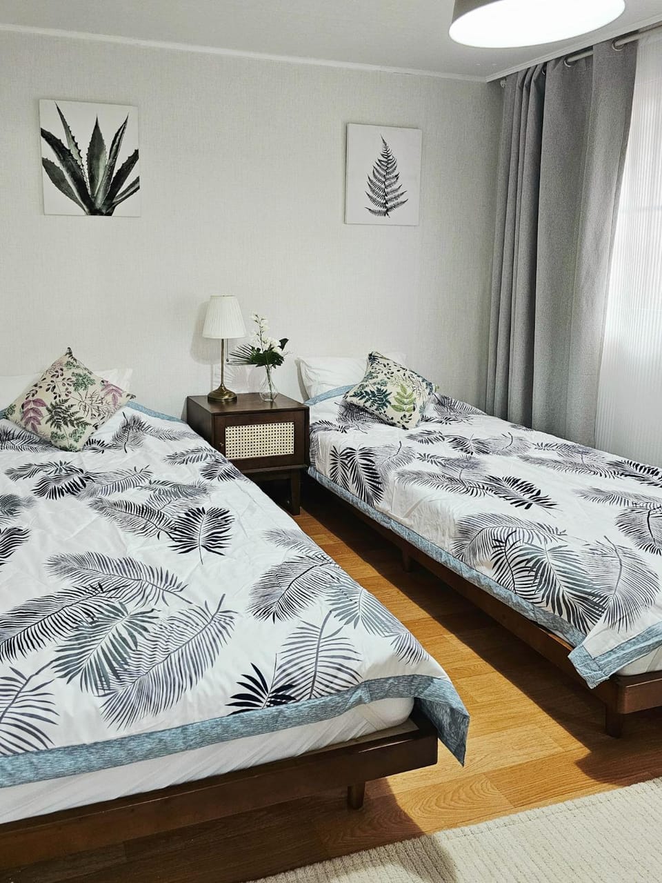 Bed, Seating area, Bedroom