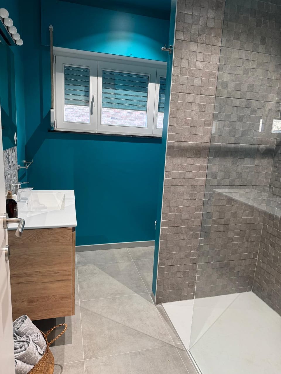 Shower, Bathroom, towels