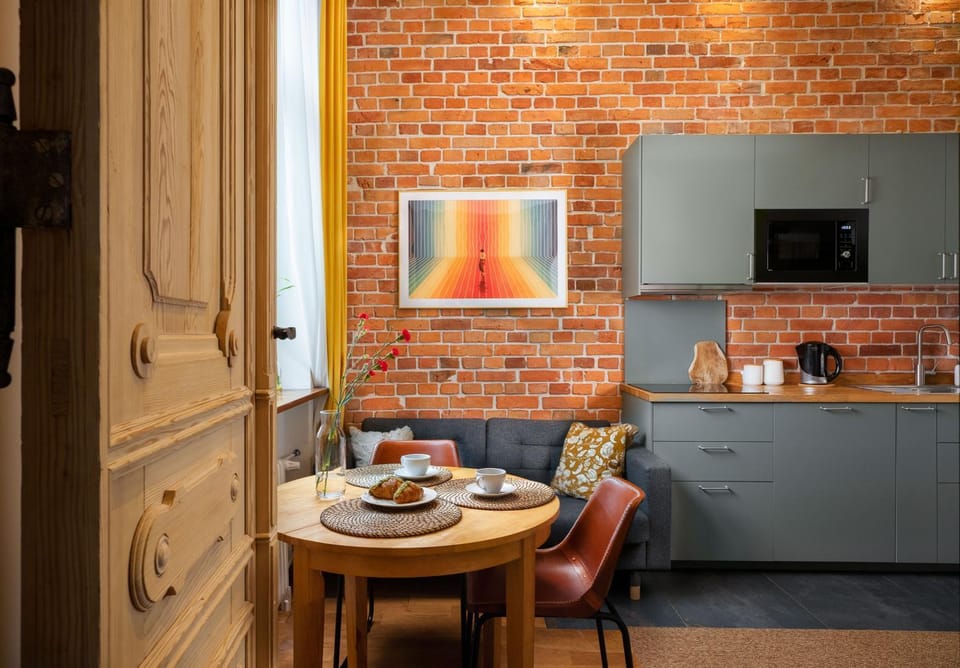 Coffee/tea facilities, Kitchen or kitchenette, Living room, Seating area, Dining area