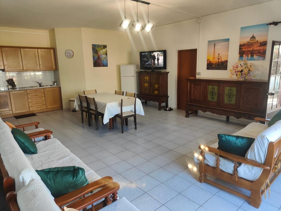 TV and multimedia, Kitchen or kitchenette, Living room, Seating area, Dining area, stove