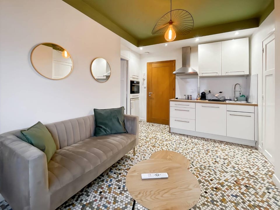 Coffee/tea facilities, Kitchen or kitchenette, Living room, oven, stove, kitchen