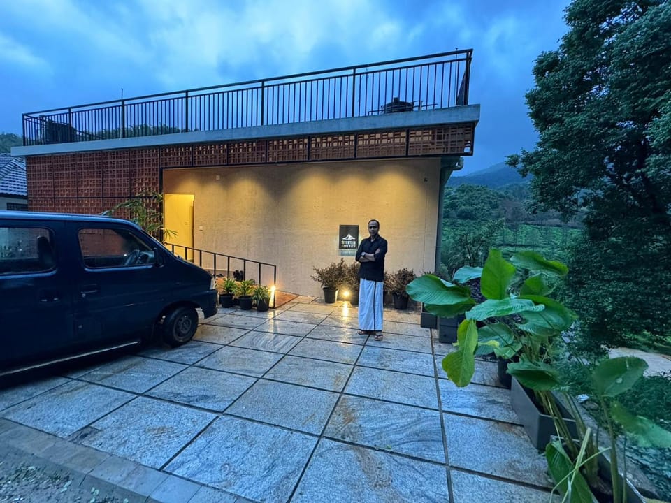Property building, Garden, Parking