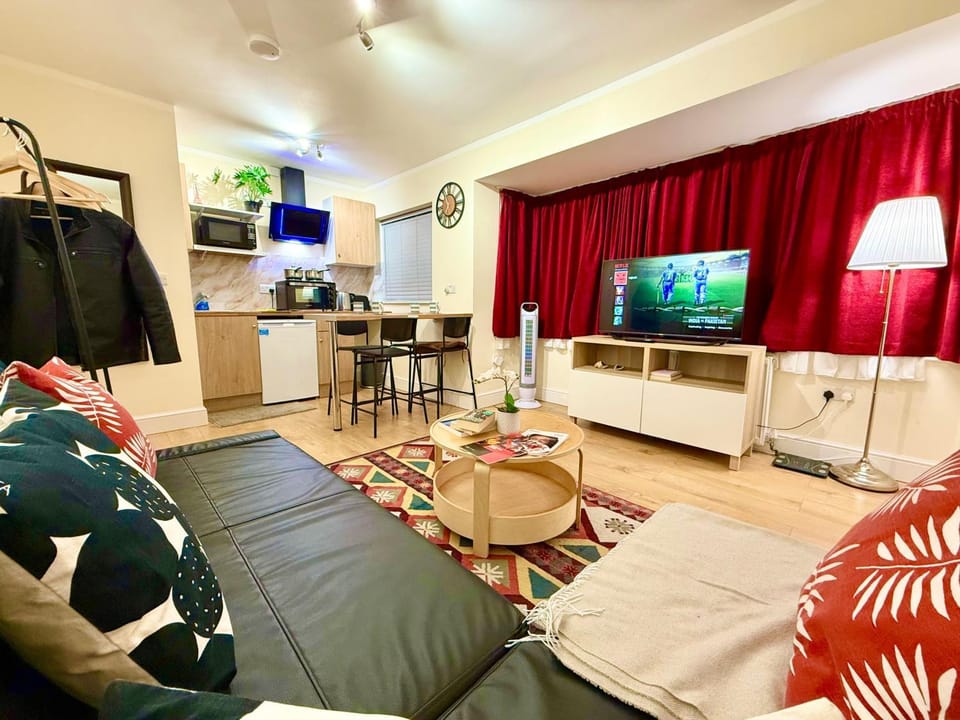 1 Bed Apartment - Sleeps 4 - Pets - Free Parking Apartment in Enfield