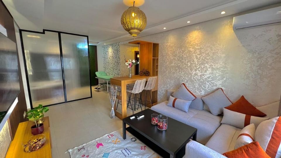 Communal lounge/ TV room, TV and multimedia, Living room, Seating area, Dining area