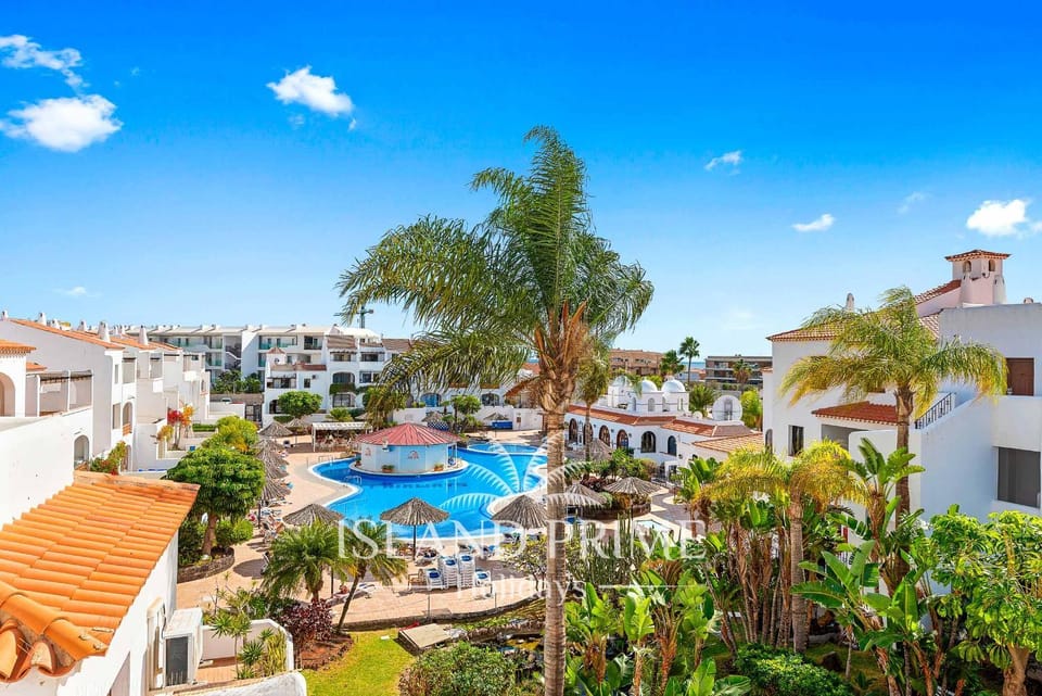 Lounge or bar, Swimming pool, sunbed