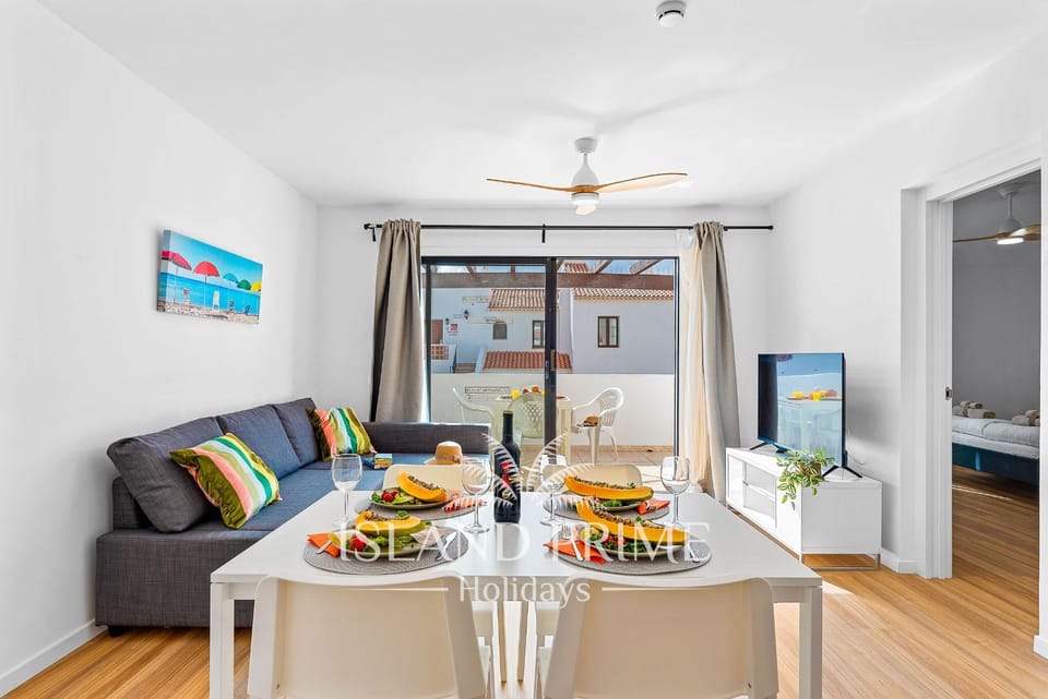 TV and multimedia, Balcony/Terrace, Living room, Decorative detail, Dining area