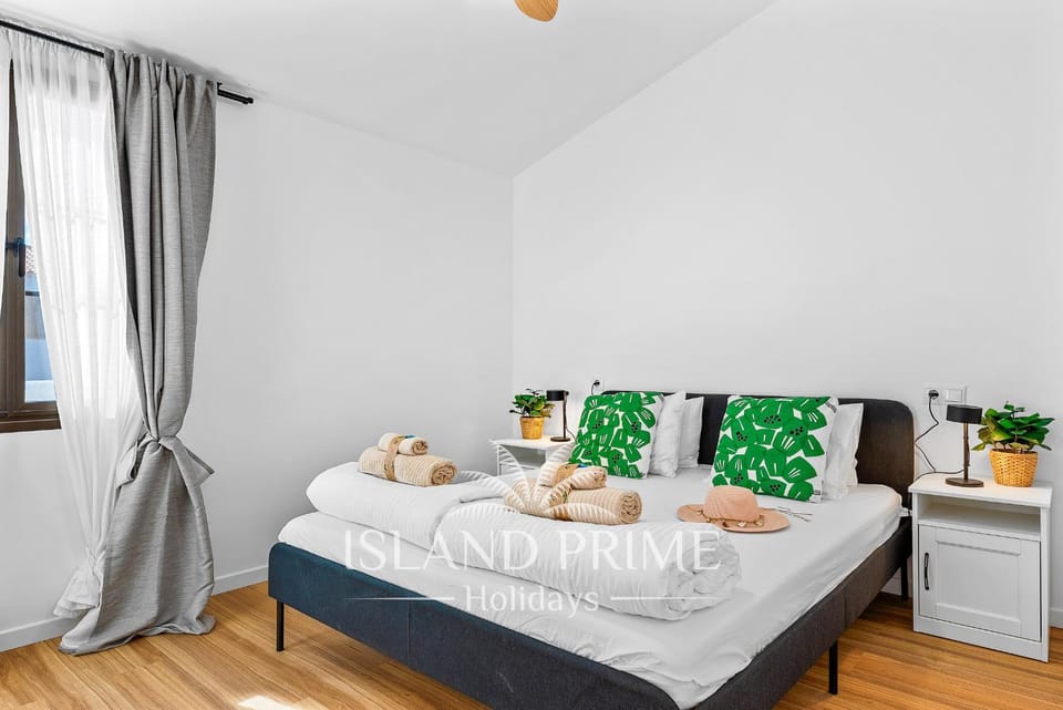 Bed, Decorative detail, Bedroom, towels