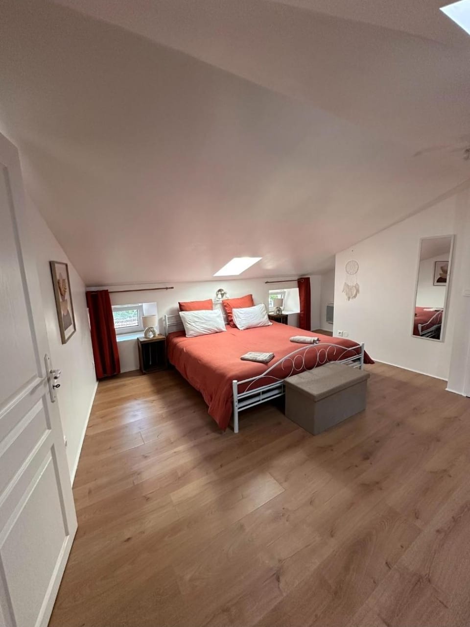 Bed, Photo of the whole room, Bedroom