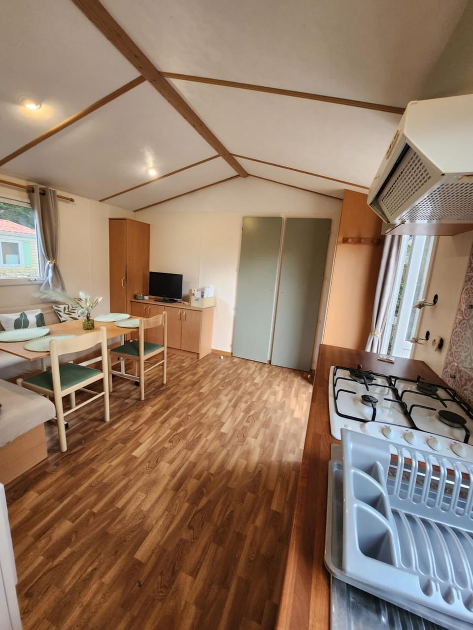 Kitchen or kitchenette, Internal: Not applicable to any particular room