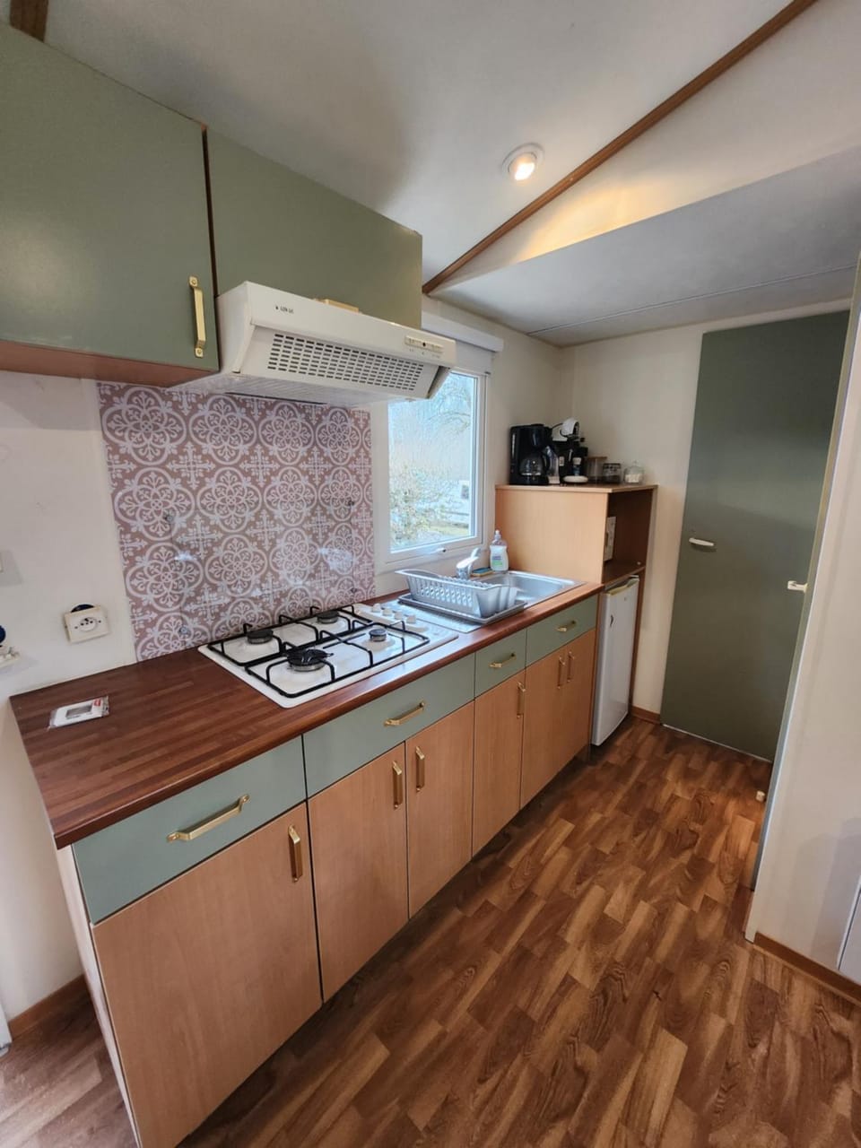 Kitchen or kitchenette, Internal: Not applicable to any particular room