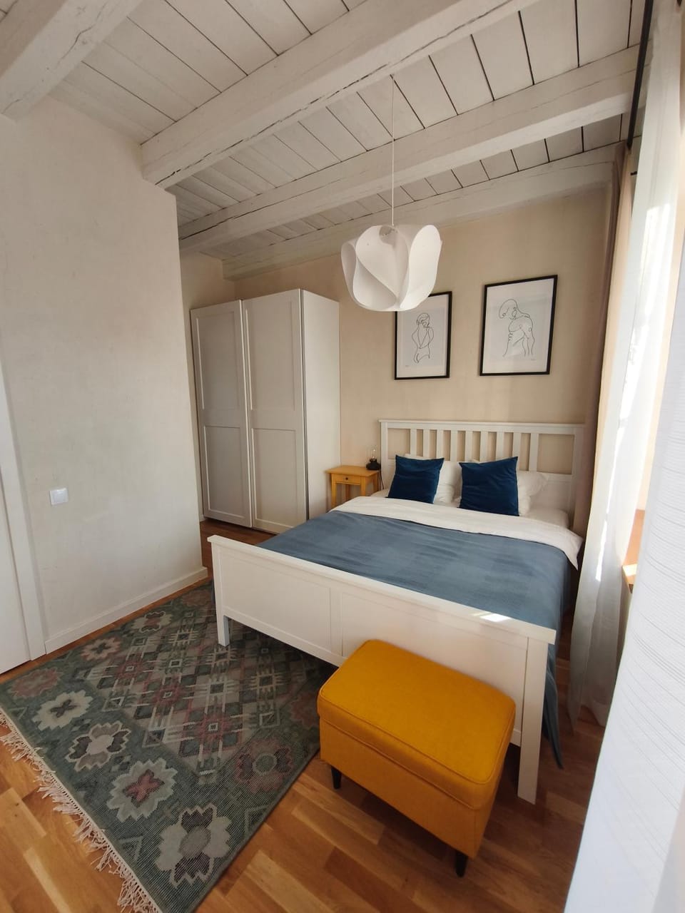 Photo of the whole room, Bedroom, wardrobe