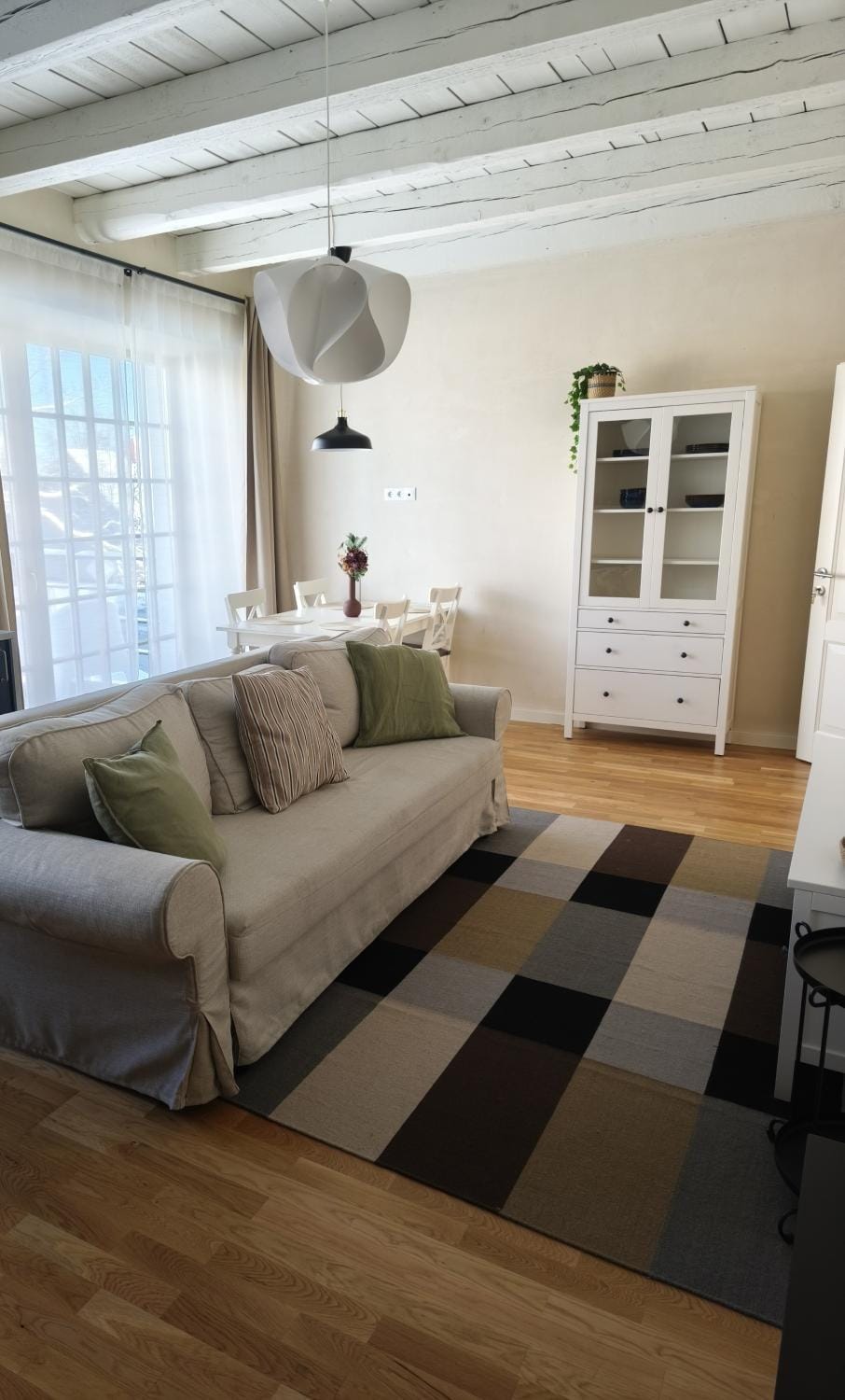 Photo of the whole room, Seating area