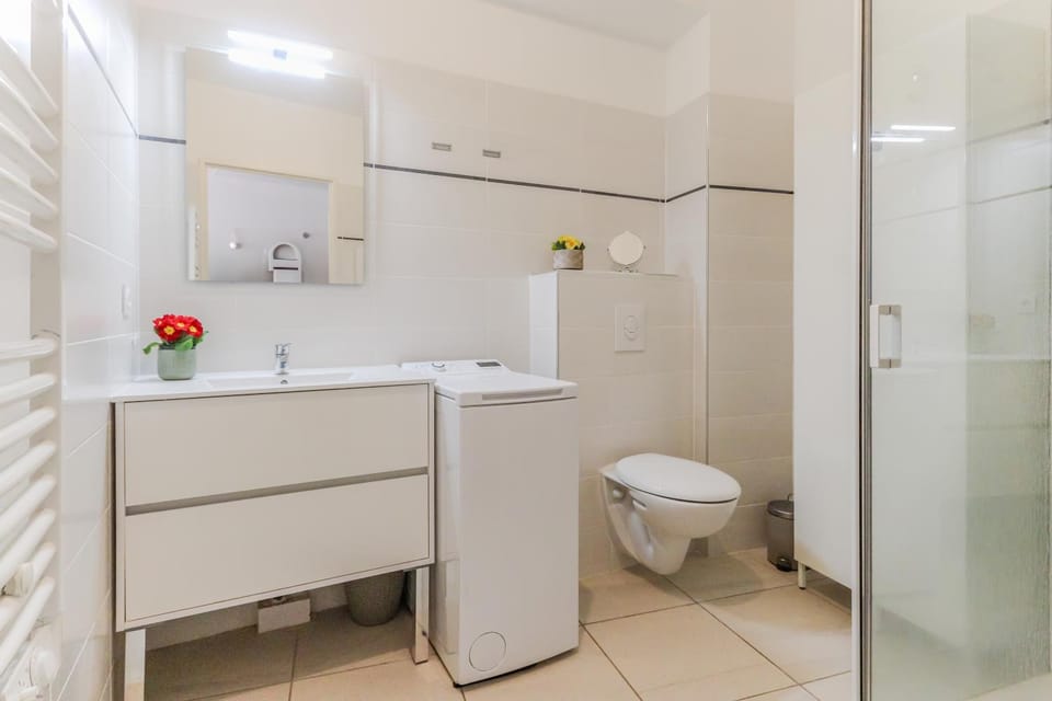 Shower, Toilet, Bathroom