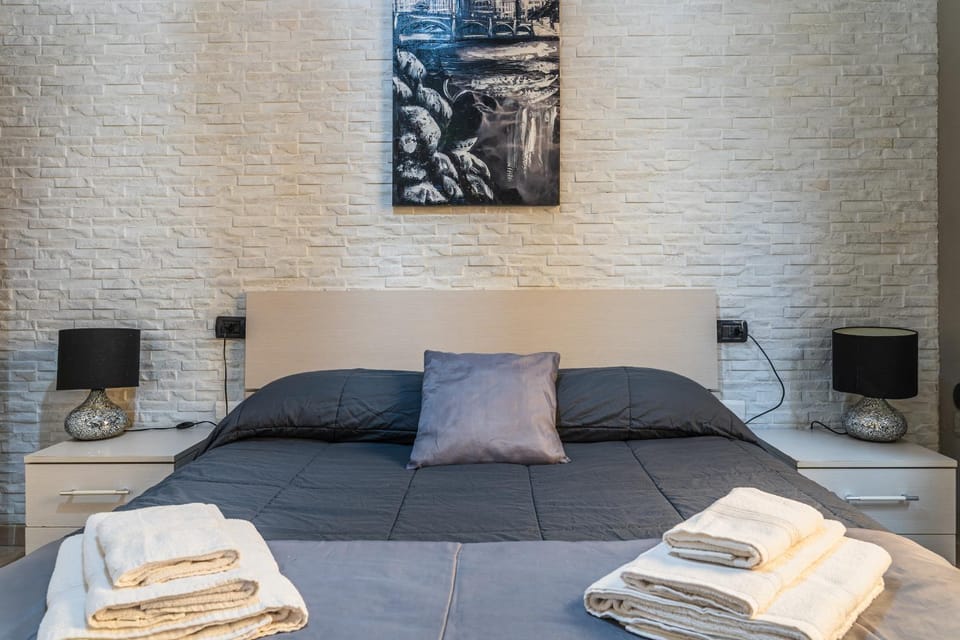 Bed, Living room, Photo of the whole room, Bedroom, towels