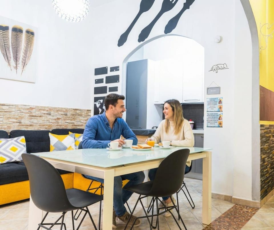 People, Living room, Seating area, Dining area, Guests, Breakfast, group of guests