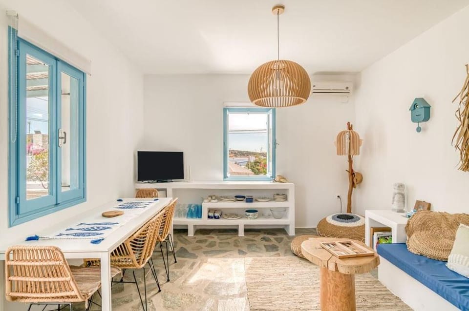 TV and multimedia, Living room, Seating area, Dining area, air conditioner