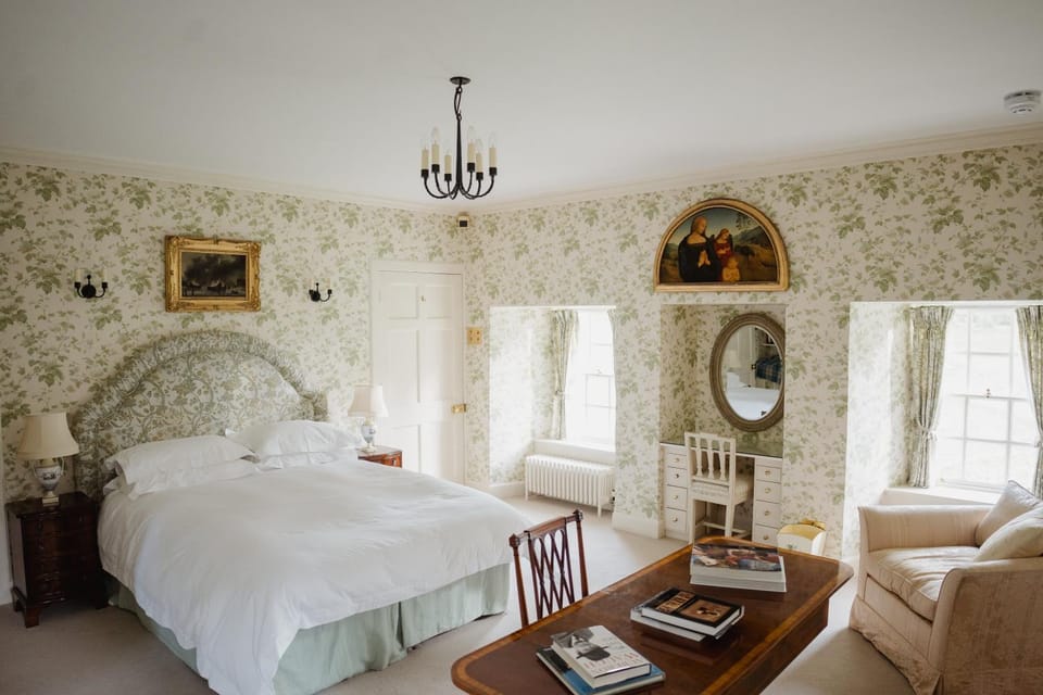 Bed, Seating area, Bedroom
