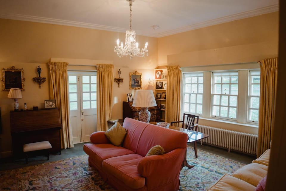 Living room, Seating area
