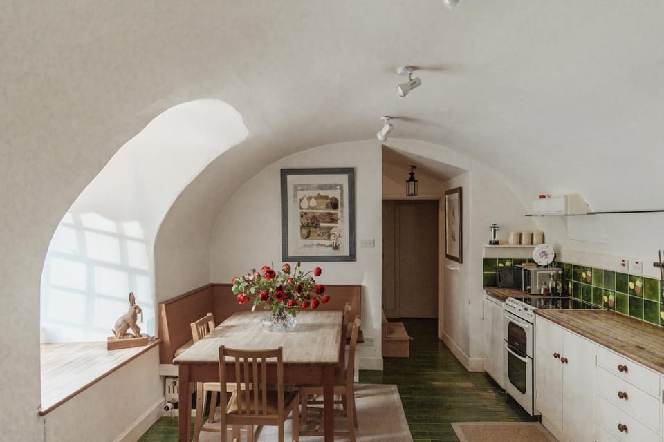 Kitchen or kitchenette, Dining area, oven, stove