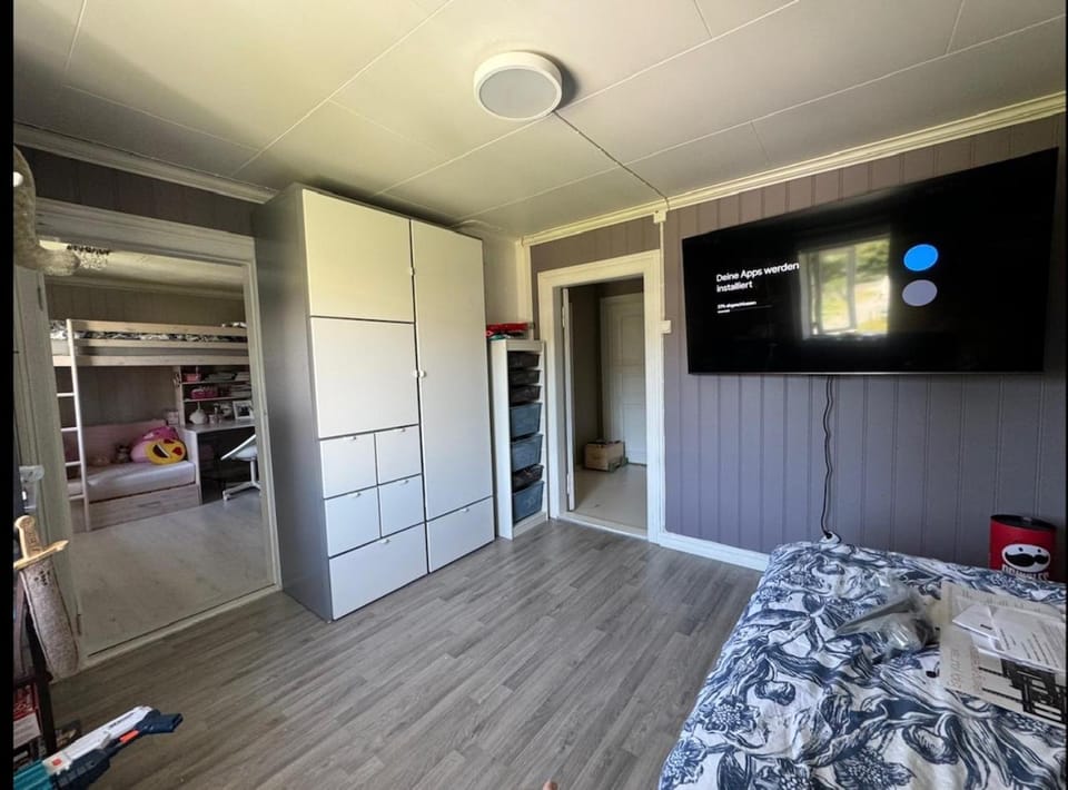 Bed, TV and multimedia, Bedroom