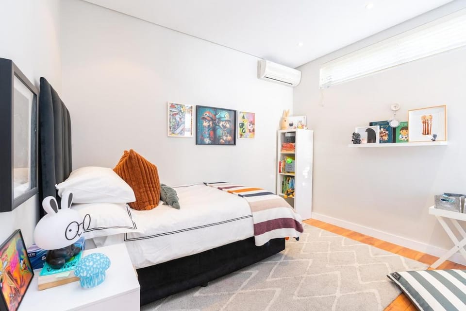 Bed, Photo of the whole room, Seating area, Bedroom, air conditioner