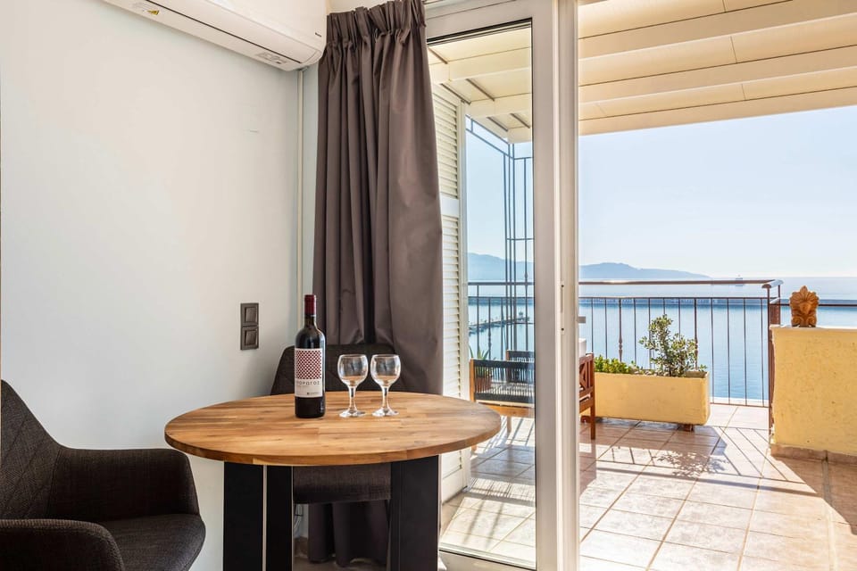 Natural landscape, View (from property/room), Balcony/Terrace, Food and drinks, Dining area, Sea view, Drinks
