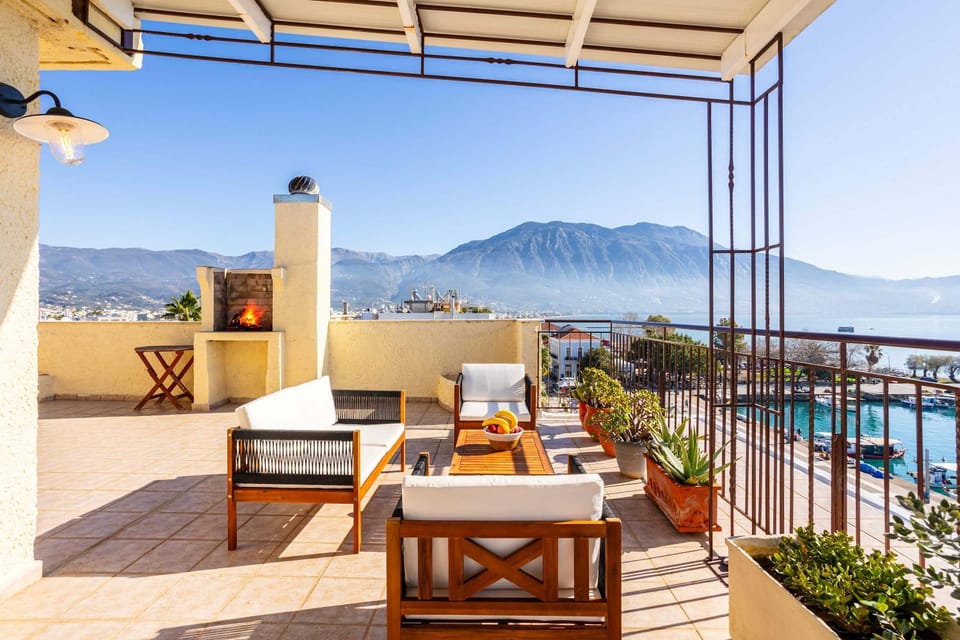 Patio, Day, Natural landscape, BBQ facilities, View (from property/room), Balcony/Terrace, Living room, Seating area, Mountain view
