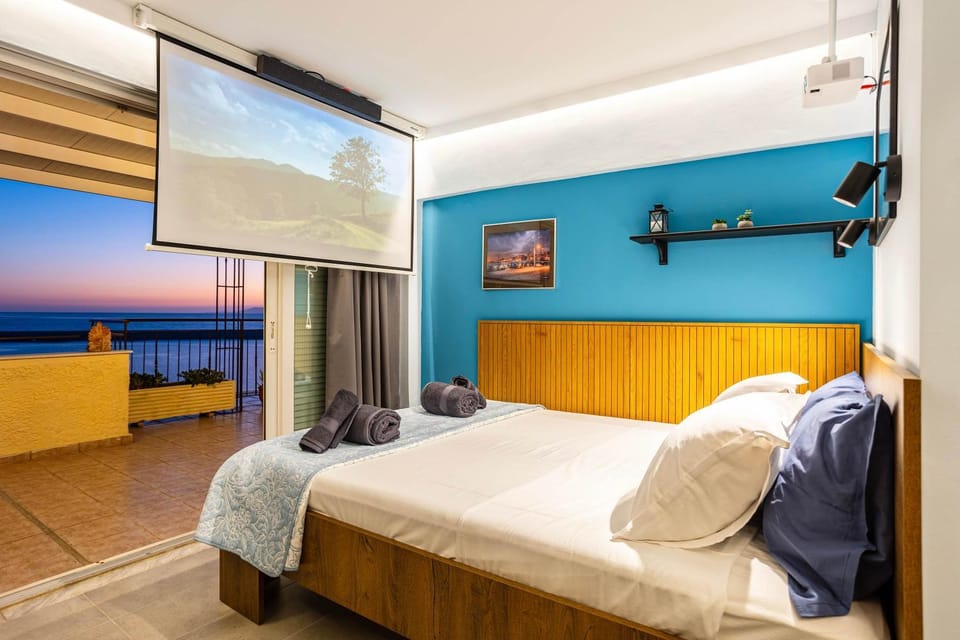 Bed, Natural landscape, TV and multimedia, Evening entertainment, Bedroom, Sea view