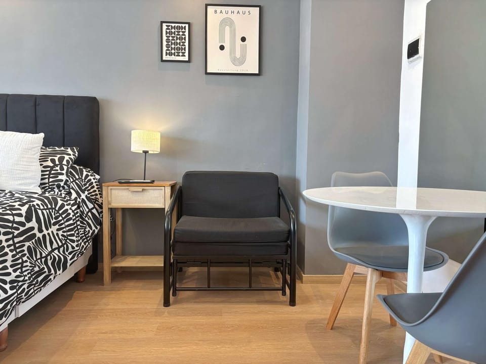 Bed, Seating area, Dining area
