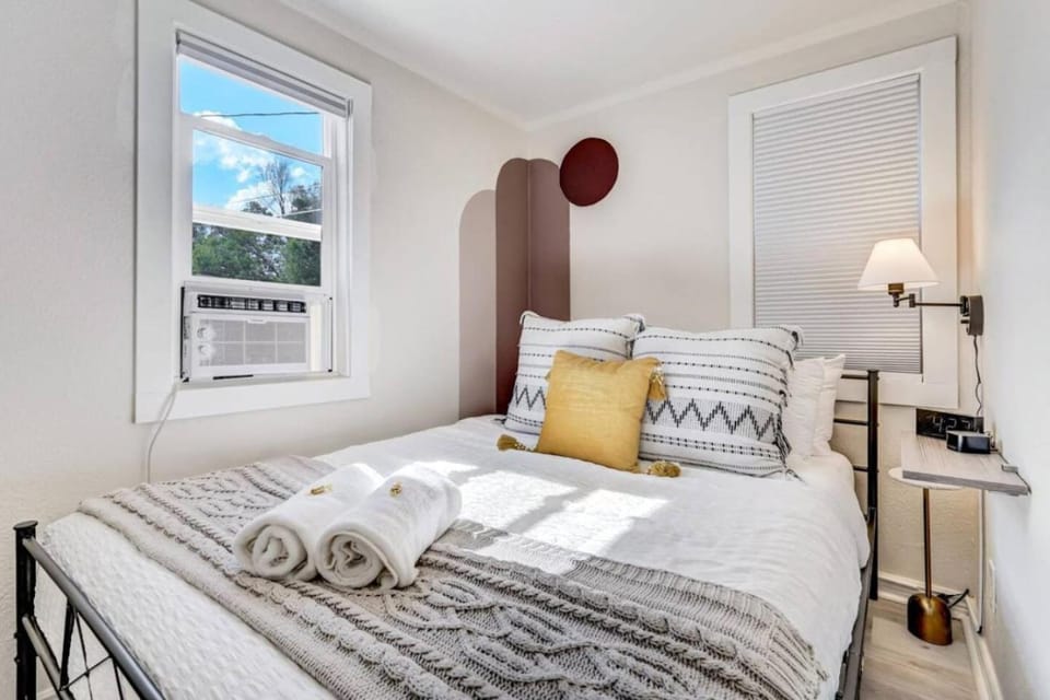 Contemp, Quaint Entire 2Bd unit House in Colorado Springs