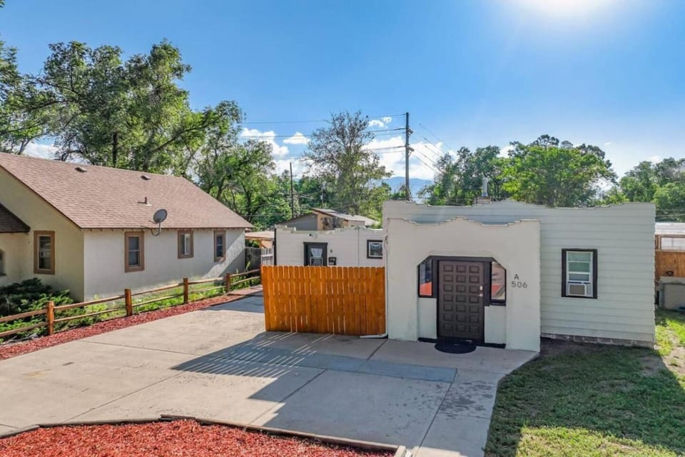 Contemp, Quaint Entire 2Bd unit House in Colorado Springs