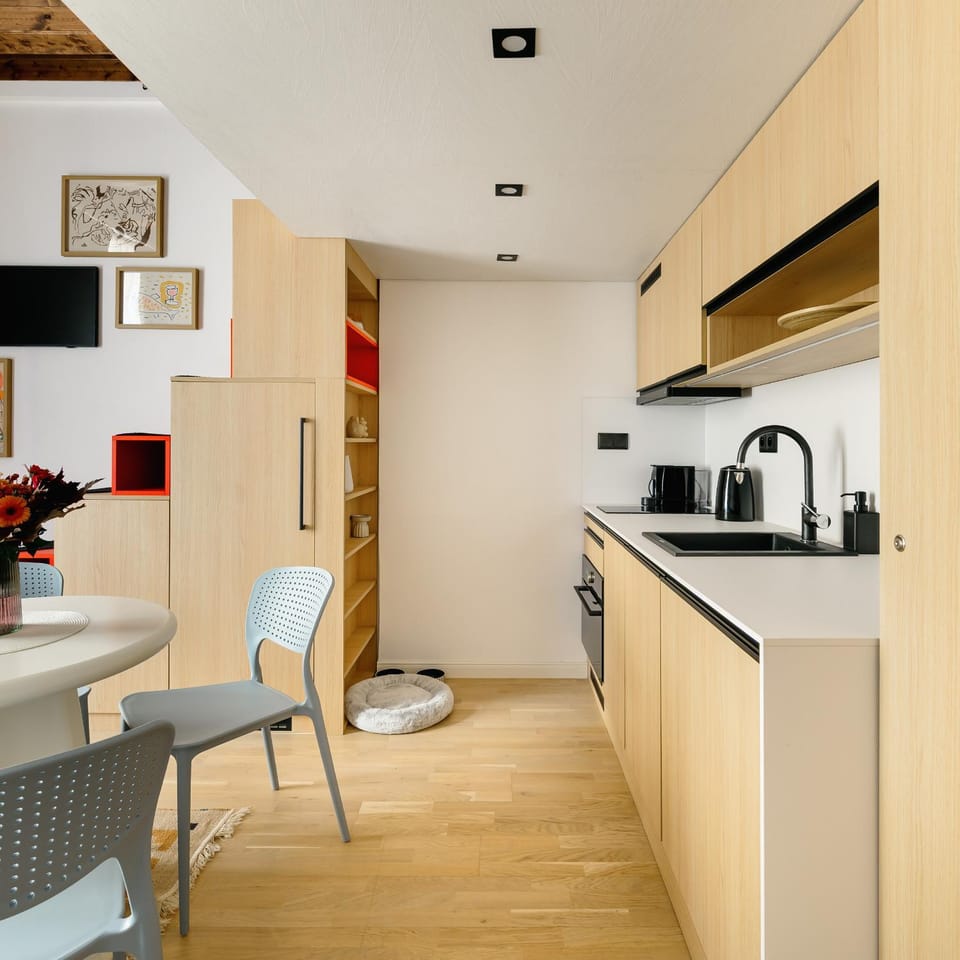 Coffee/tea facilities, Kitchen or kitchenette, Dining area, oven, stove