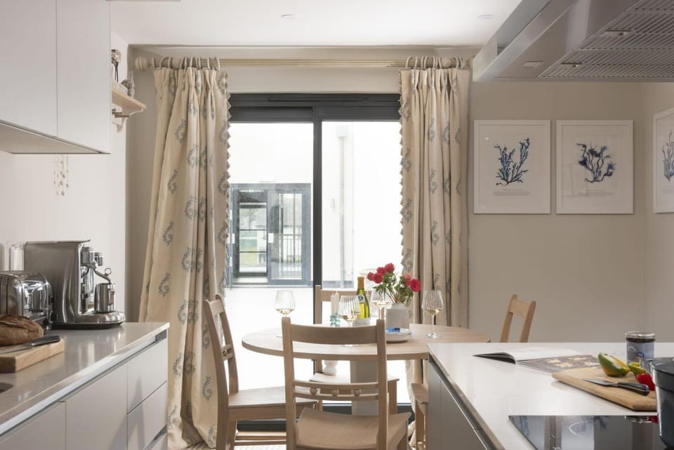 Coffee/tea facilities, Kitchen or kitchenette, Seating area, Dining area, stove, toaster
