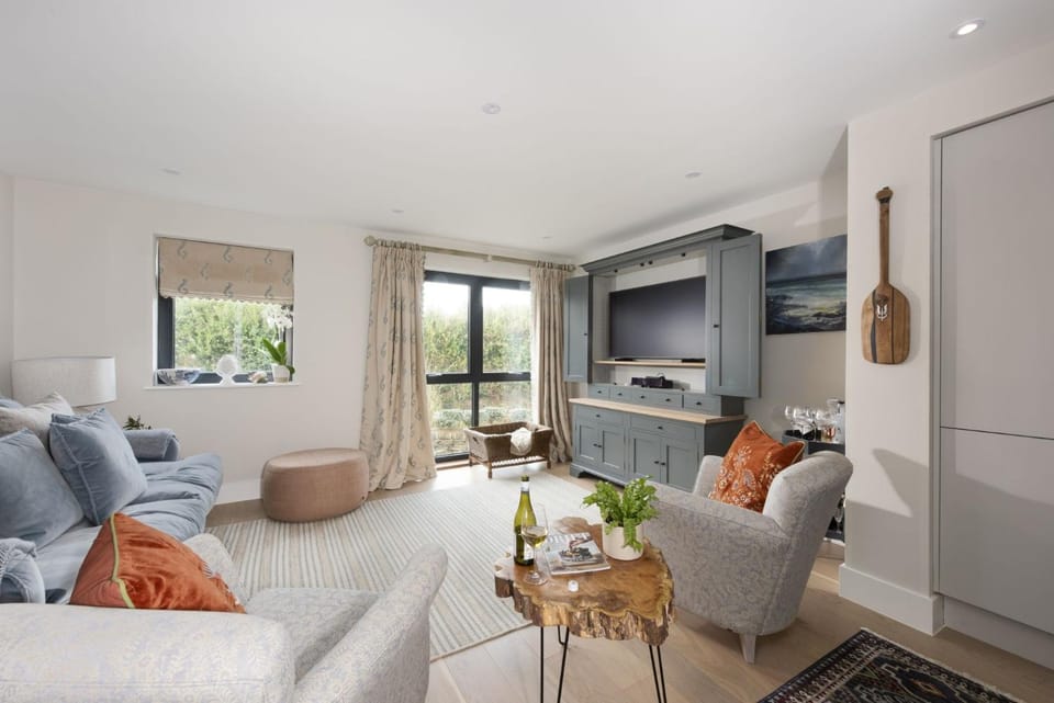 Communal lounge/ TV room, TV and multimedia, Living room, Seating area, Evening entertainment