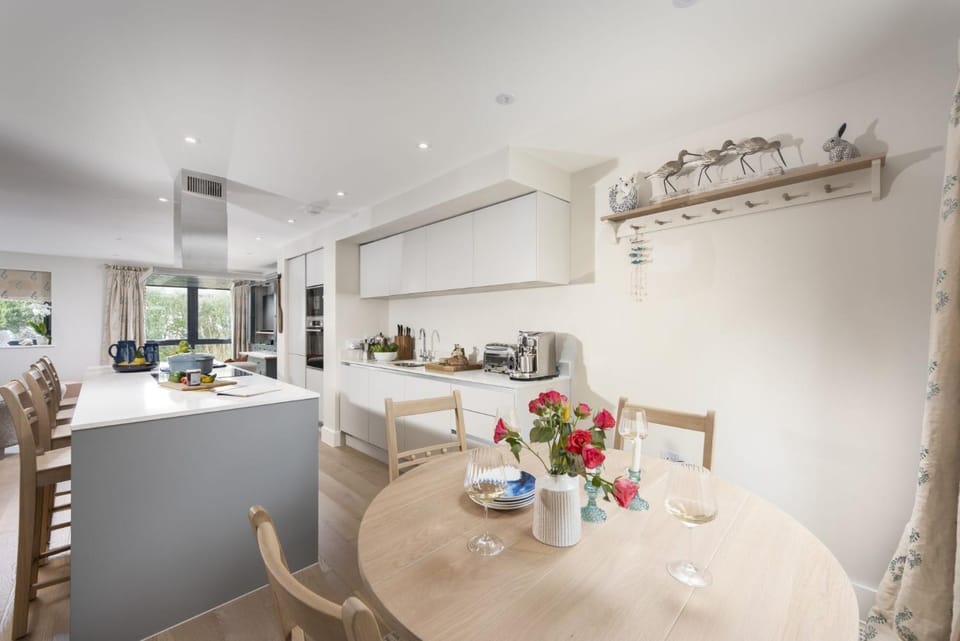 Kitchen or kitchenette, Dining area, stove