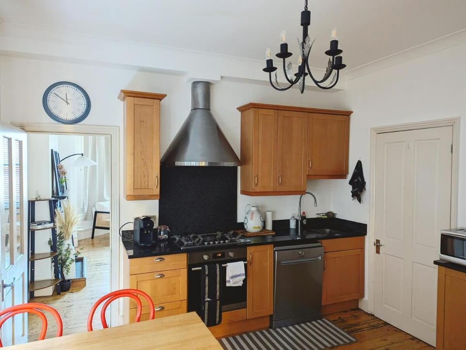 Colney Hatch Lane - Spacious 2-Bed 2-Bath Home with Private Garden Apartment in London