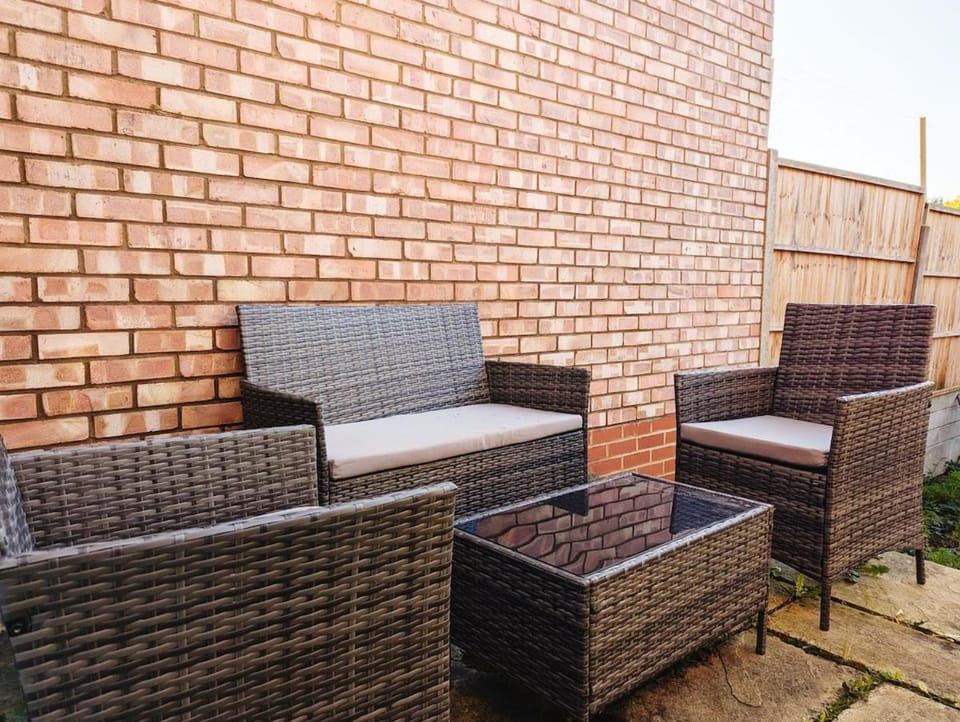 Colney Hatch Lane - Spacious 2-Bed 2-Bath Home with Private Garden Apartment in London
