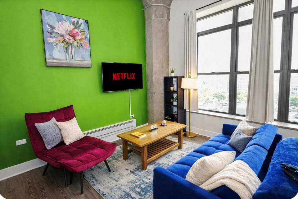 McCormick Place Studio with optional parking and sleeps up to 4 Apartment in South Loop