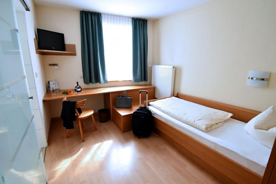 Bed, TV and multimedia, Photo of the whole room, internet, towels