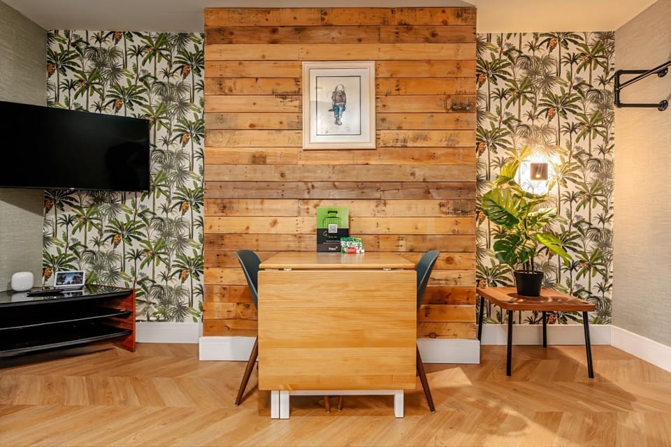Communal lounge/ TV room, TV and multimedia, Living room, Seating area, Dining area, Evening entertainment
