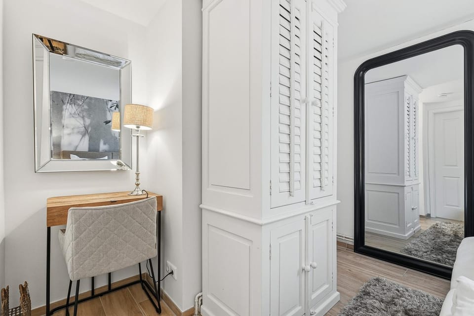 Photo of the whole room, Bedroom, wardrobe