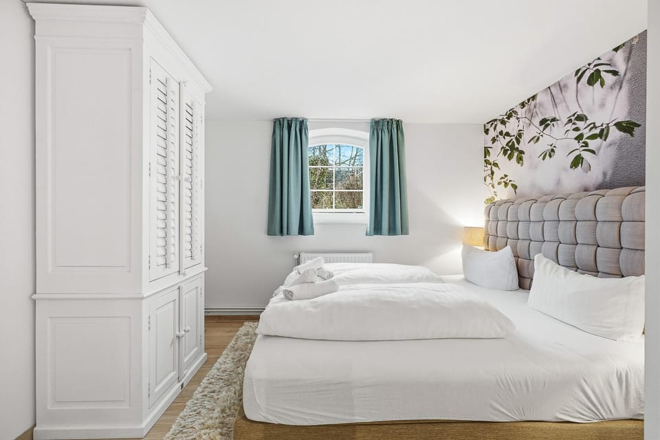 Bed, Photo of the whole room, Bedroom, towels